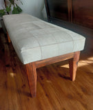Banqueta Piel Gris Claro, Estructura madera nativa. Medidas 120 x 40 x 45 cms.