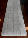 Banqueta Piel Gris Claro, Estructura madera nativa. Medidas 120 x 40 x 45 cms.