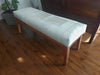 Banqueta Piel Gris Claro, Estructura madera nativa. Medidas 120 x 40 x 45 cms.