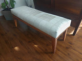 Banqueta Piel Gris Claro, Estructura madera nativa. Medidas 120 x 40 x 45 cms.