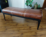 Banqueta Cuero Chocolate, Estructura metal grueso. Medidas 120 x 40 x 45 cms.
