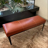 Banqueta Cuero Suela, medidas 120 x 40 x 45 cms. Estructura perfil hierro negro.