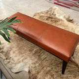 Banqueta Cuero Suela, medidas 120 x 40 x 45 cms. Estructura perfil hierro negro.