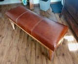 Banqueta Cuero Chocolate Vintage y Madera Nativa, medidas 120 x 40 x 45 cms.