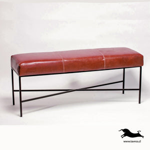 Banqueta Cuero Suela, Estructura hierro X. Medidas 120 x 40 x 45 cms.