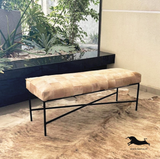 Banqueta tapiz Beige, medidas 120 x 40 x 45 cms. Estructura hierro X.