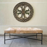 Banqueta tapiz Beige, medidas 120 x 40 x 45 cms. Estructura hierro X.