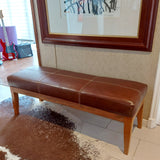 Banqueta Cuero Chocolate Vintage y Madera Nativa, medidas 120 x 40 x 45 cms.