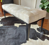 Banqueta Piel Gris Claro, Estructura hierro negra. Medidas 120 x 40 x 45 cms.