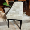 Banqueta Piel Gris Claro, Estructura hierro negra. Medidas 120 x 40 x 45 cms.