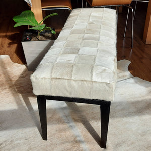 Banqueta Piel Gris Claro, Estructura hierro negra. Medidas 120 x 40 x 45 cms.
