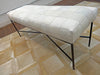 Banqueta Piel Gris Claro, Estructura hierro X. Medidas 120 x 40 x 45 cms.