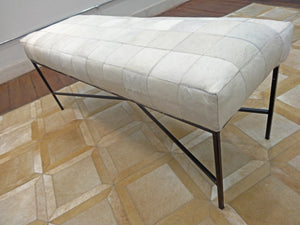 Banqueta Piel Gris Claro, Estructura hierro X. Medidas 120 x 40 x 45 cms.
