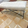 Banqueta Piel Gris Claro, Estructura hierro X. Medidas 120 x 40 x 45 cms.