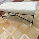 Banqueta Piel Gris Claro, Estructura hierro X. Medidas 120 x 40 x 45 cms.