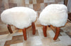 Banquetita Piso Cordero, tapiz piel blanca natural y patas en madera nativa